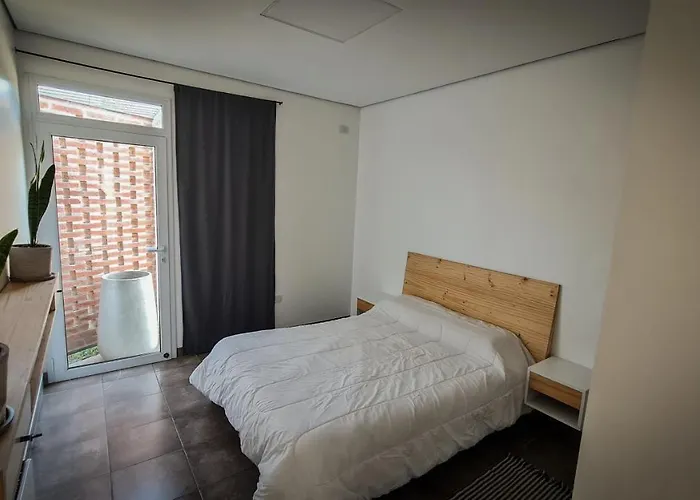 Casa D, Moderna De 2 Habitaciones Con Jardin En Barrio De Profesionales