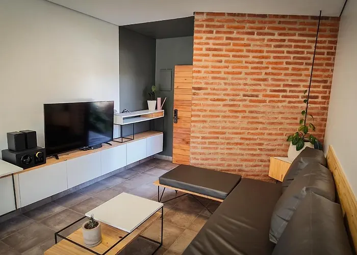 Casa D, Moderna De 2 Habitaciones Con Jardin En Barrio De Profesionales
